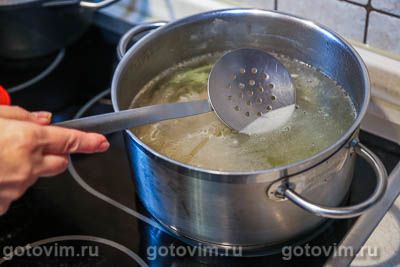 Куриный суп с кабачками и яйцом