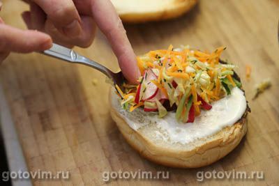 Бургер с мини-колбасками и овощным салатом