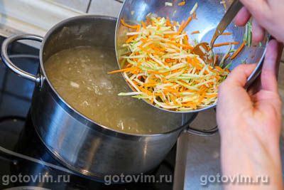 Куриный суп с кабачками и яйцом