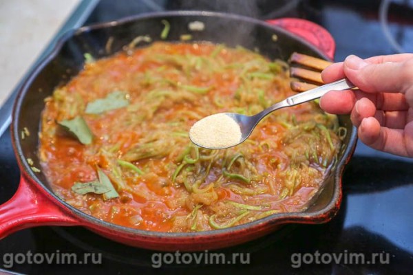 Жареные кабачки с чесноком в томатном соке