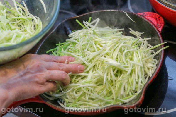 Жареные кабачки с чесноком в томатном соке