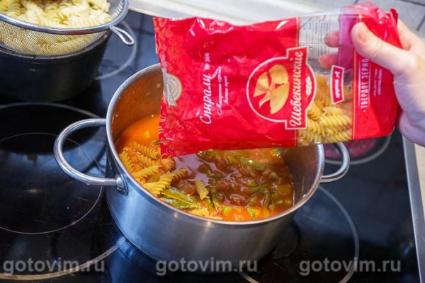 Свинина с кабачками, сладким перцем и макаронами в томатном соке 