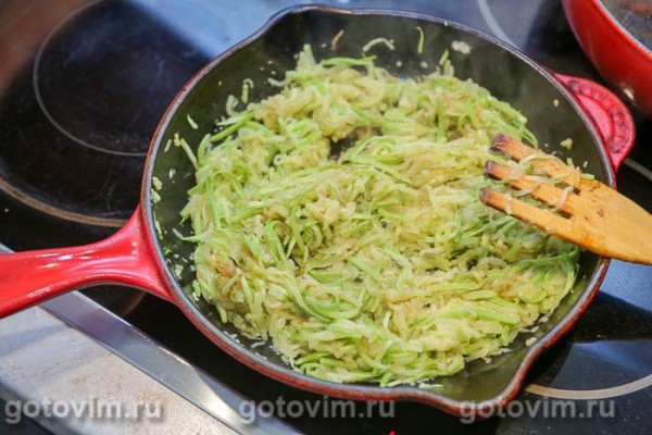 Жареные кабачки с чесноком в томатном соке