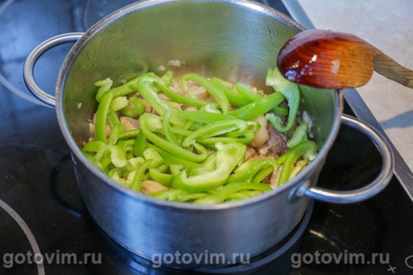 Свинина с кабачками, сладким перцем и макаронами в томатном соке 