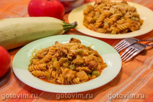 Свинина с кабачками, сладким перцем и макаронами в томатном соке 