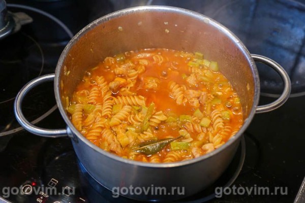 Свинина с кабачками, сладким перцем и макаронами в томатном соке 