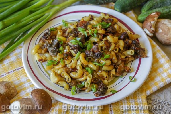 Макароны с белыми грибами и беконом