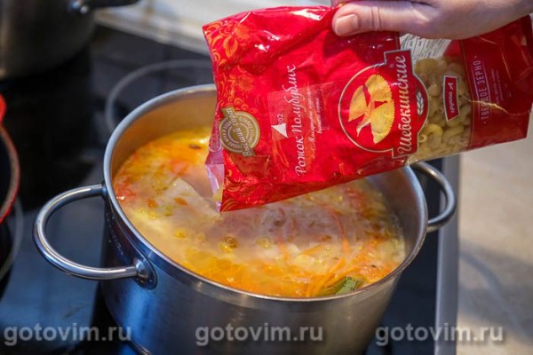 Щи с мясом, молодой капустой и макаронами