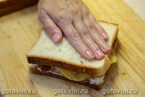 Арканзасский сэндвич с жареной колбасой и чипсами