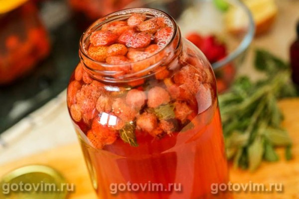 Компот мохито с клубникой, мятой и лимоном (на зиму)