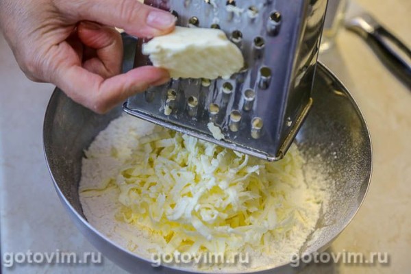 Киш с лисичками и сыром с голубой плесенью