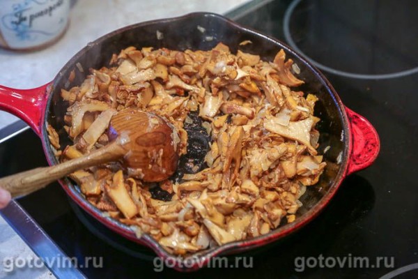 Киш с лисичками и сыром с голубой плесенью