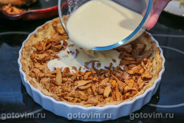 Киш с лисичками и сыром с голубой плесенью