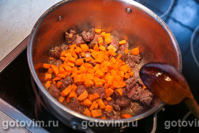 Плов с говядиной, тыквой и изюмом