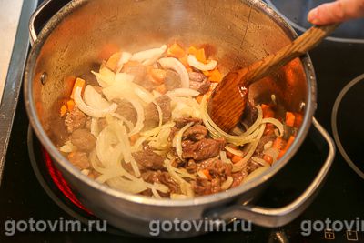 Плов с говядиной, тыквой и изюмом