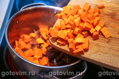 Плов с говядиной, тыквой и изюмом