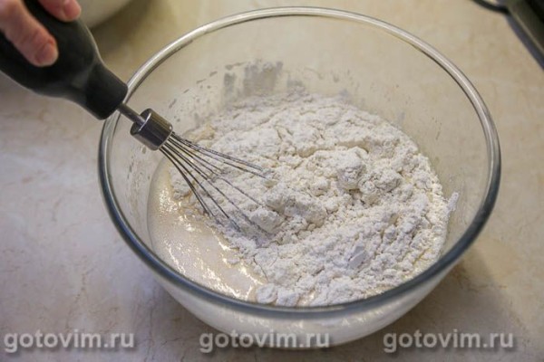 Пирог с яблочными дольками и корицей