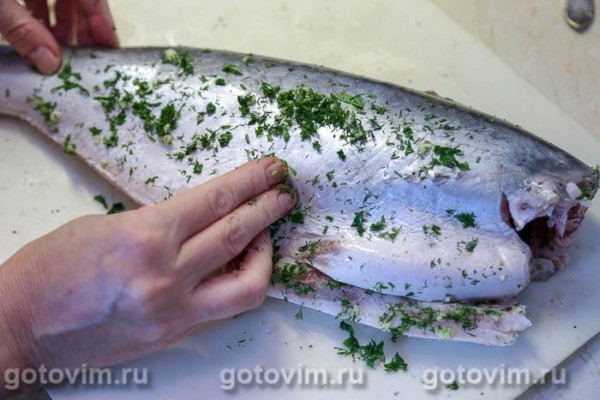 Пангасиус в духовке, запеченный целиком с лимоном и зеленью