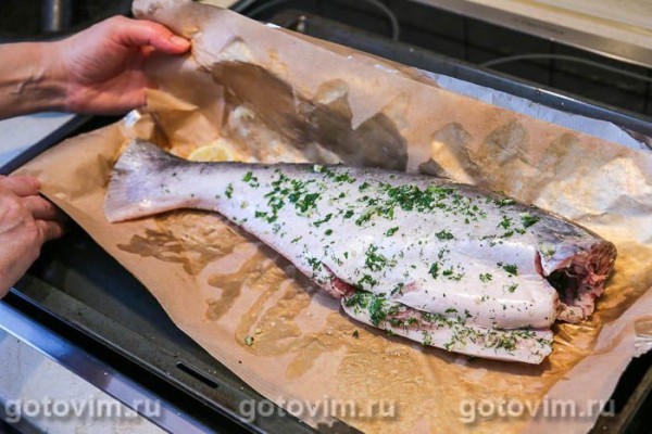 Пангасиус в духовке, запеченный целиком с лимоном и зеленью