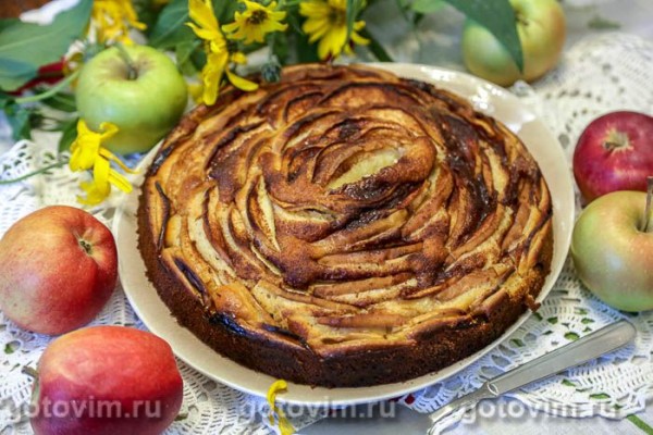 Пирог с яблочными дольками и корицей